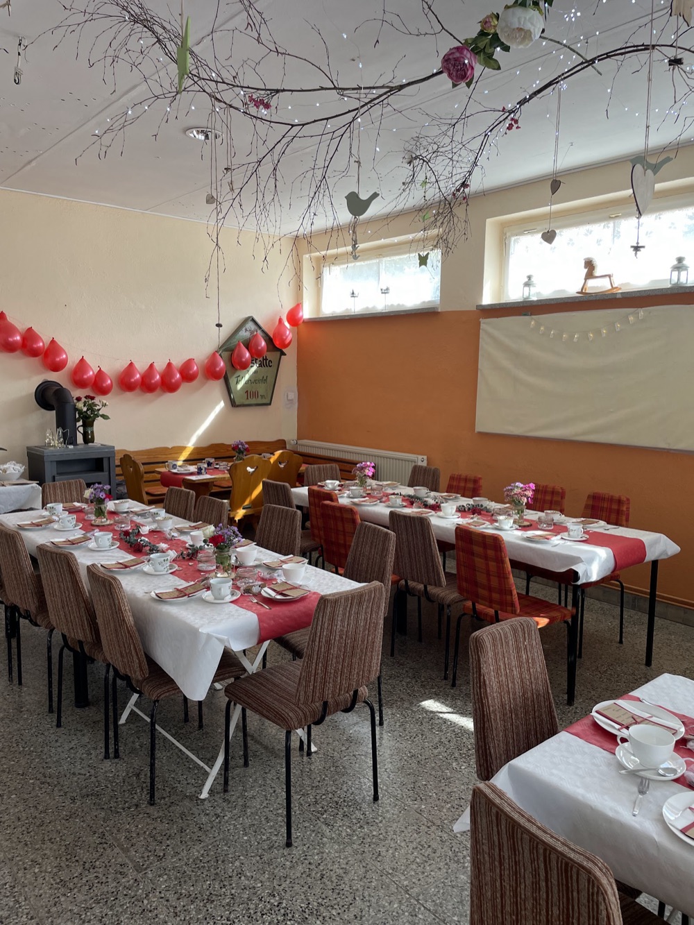Der Vereinsraum, mit Luftballons und gedeckten Tischen geschmückt