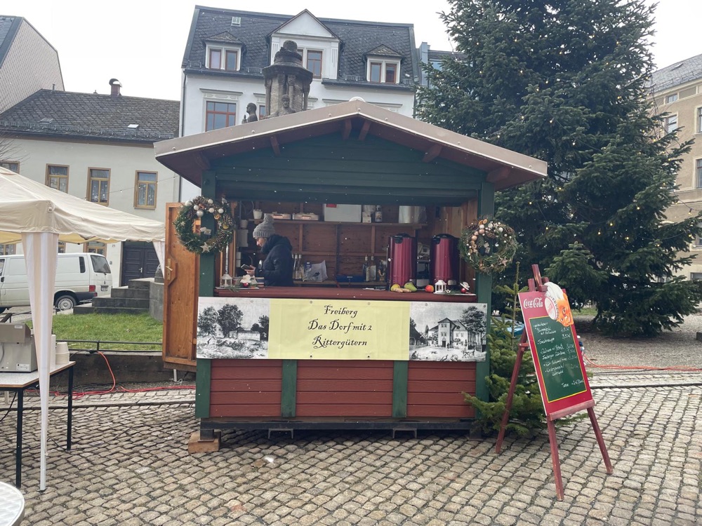 Der Marktstand des Vereins mit dem Banner „Freiberg — das Dorf mit den 2 Rittergütern“