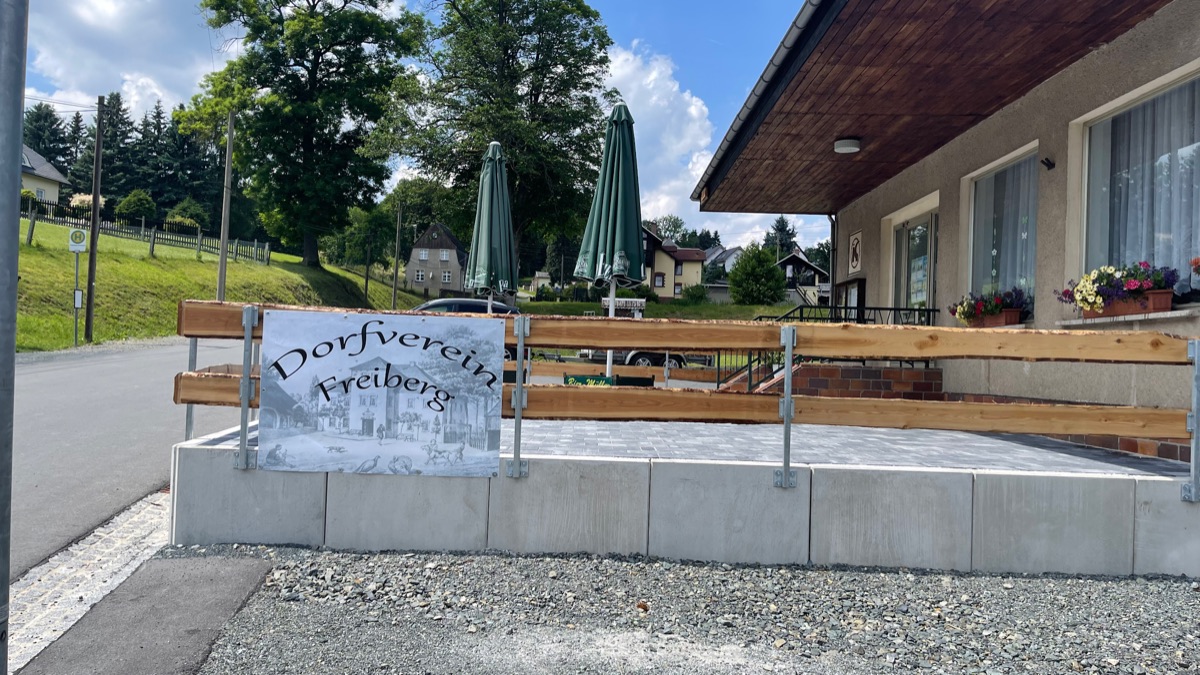 Die frisch gebaute Terrasse mit Dorfverein-Banner, Juni 2021