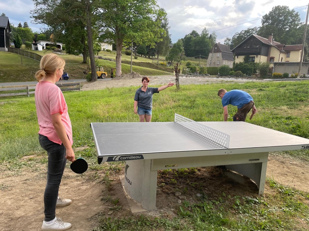 Tischtennis an der Platte am Dorfplatz